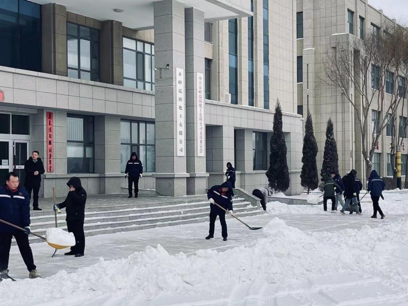 不畏嚴寒，除雪保安全出行